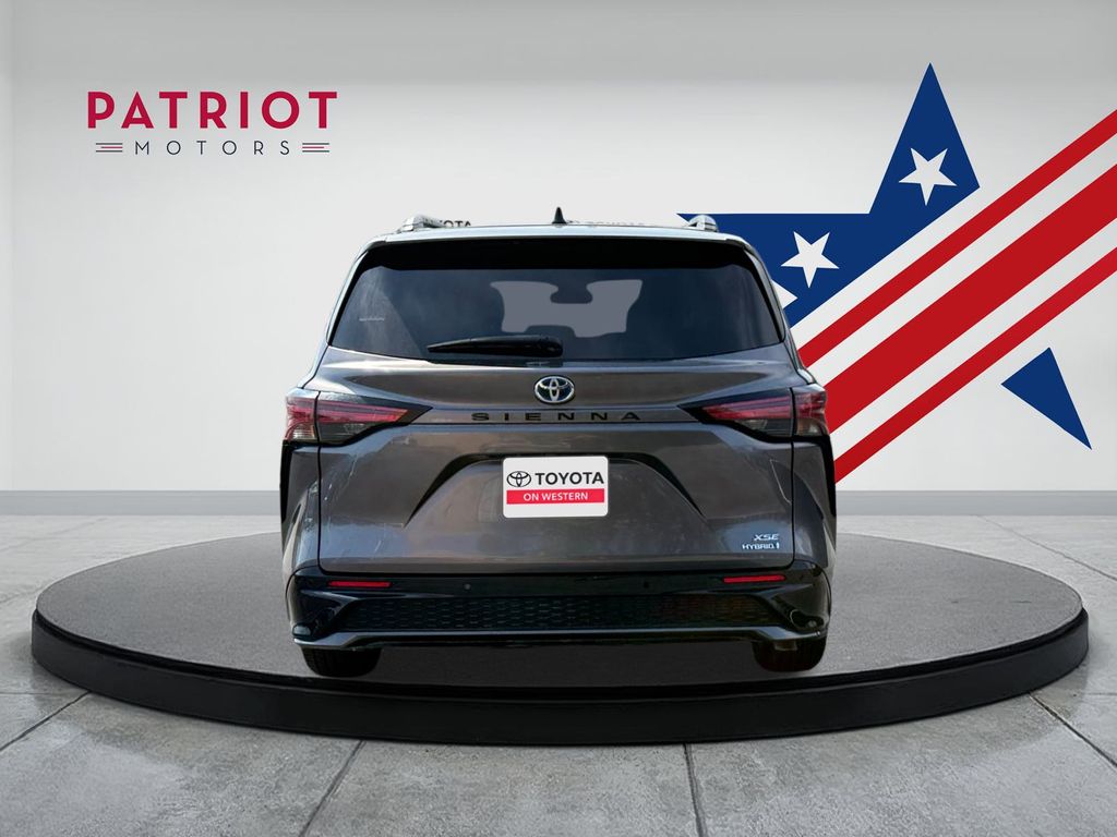 2022 Toyota Sienna XSE photo 4