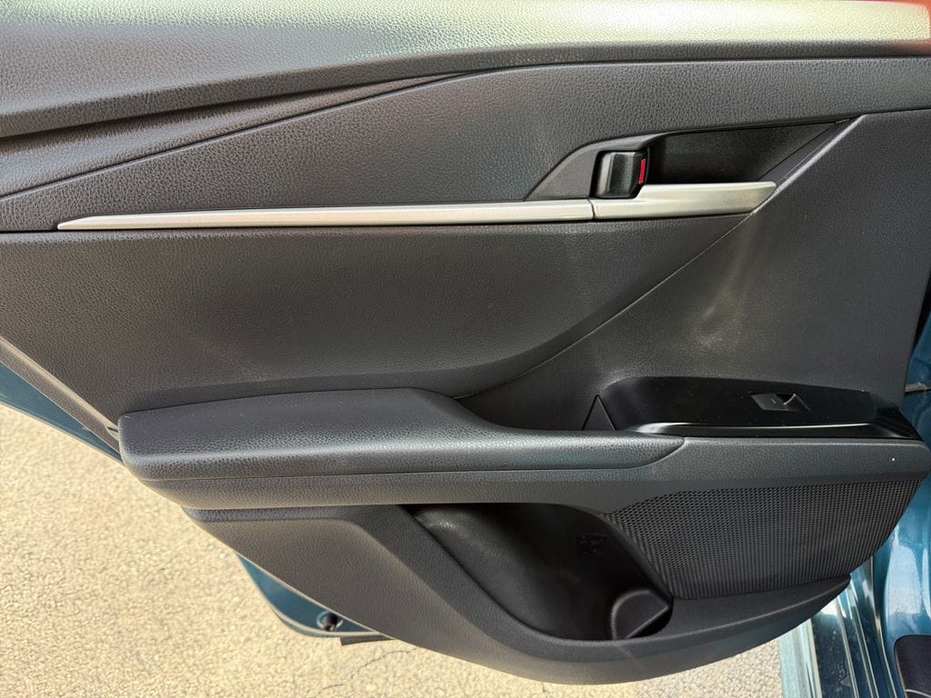 2025 Toyota Camry SE - Photo 25