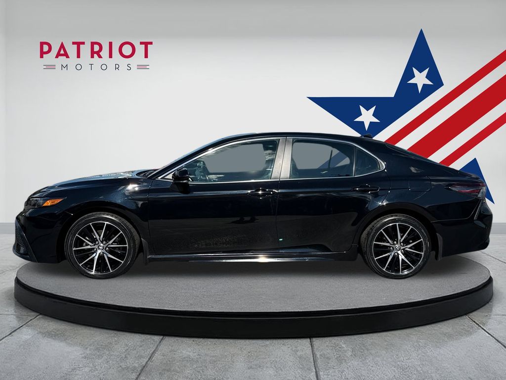 2024 Toyota Camry Hybrid SE photo 2