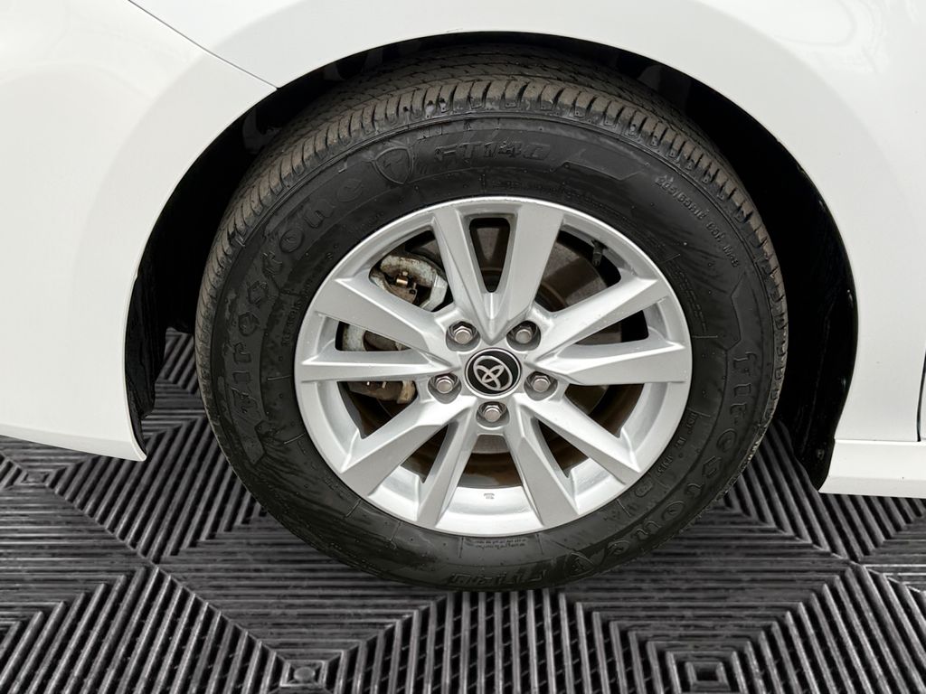 2025 Toyota Camry LE - Photo 14