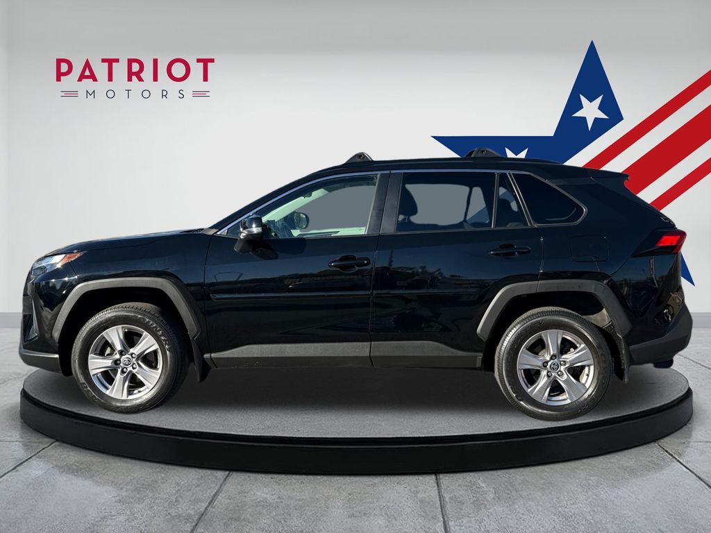 2022 Toyota RAV4 XLE photo 2