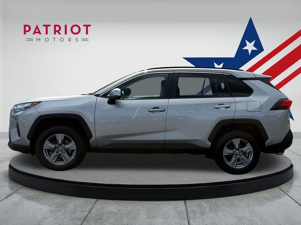 2022 Toyota RAV4 Hybrid XLE photo 2