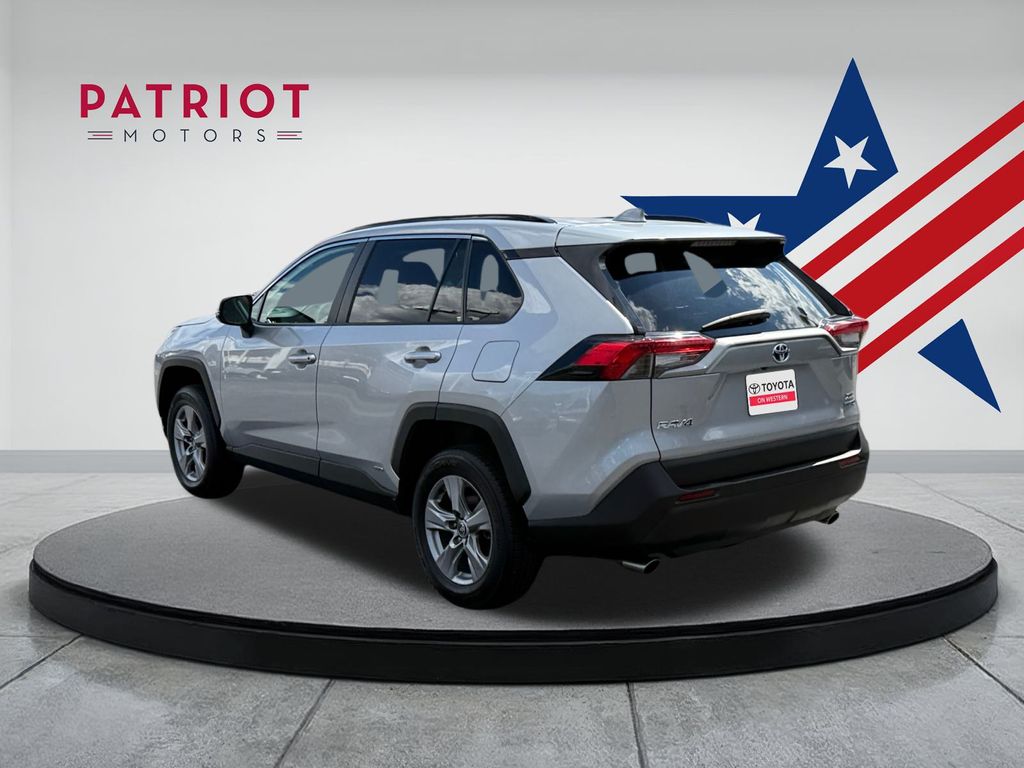2022 Toyota RAV4 Hybrid XLE photo 3