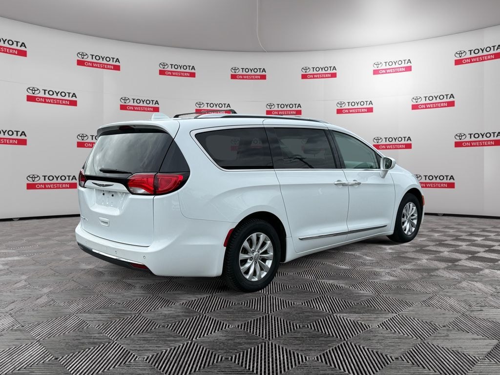 Used 2019 Chrysler Pacifica Touring L Minivan/Van