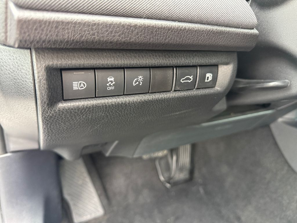 2025 Toyota Camry LE - Photo 27