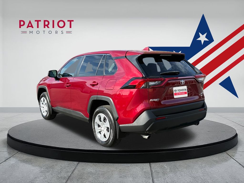 2022 Toyota RAV4 LE photo 3