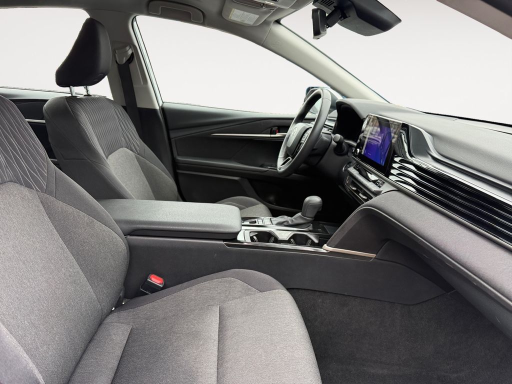 2025 Toyota Camry LE - Photo 15