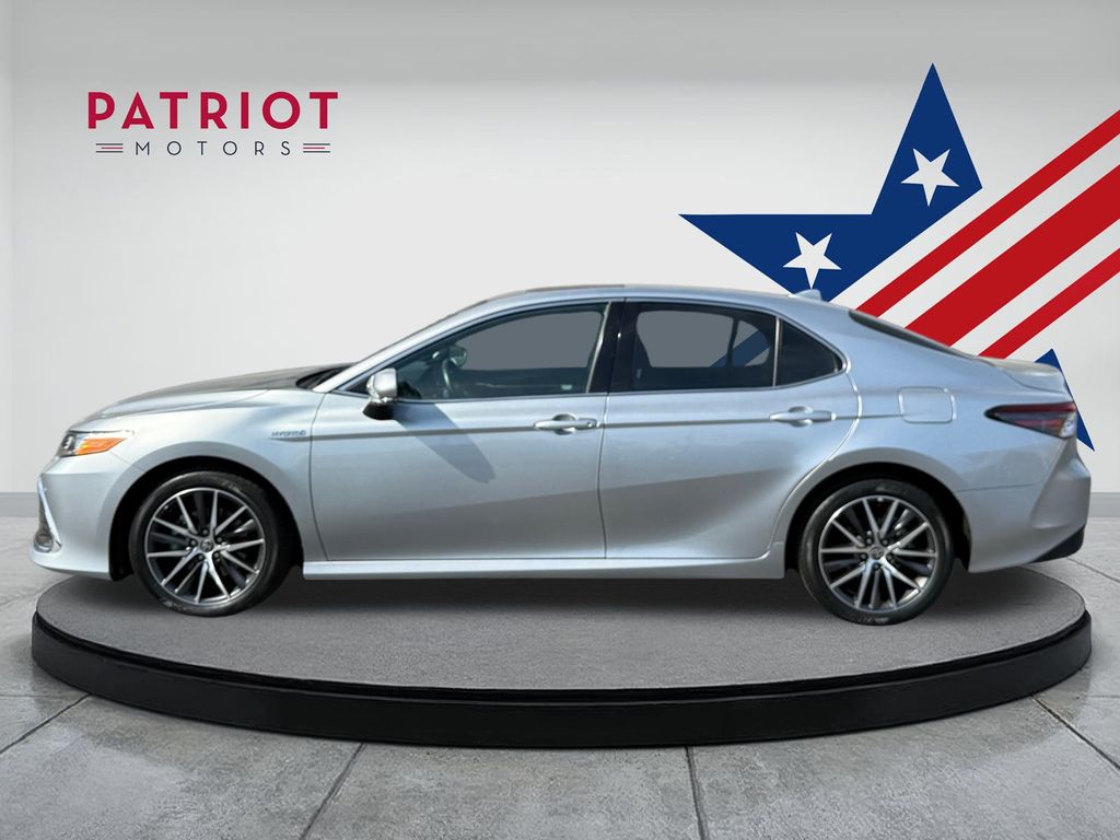 2021 Toyota Camry Hybrid XLE photo 2