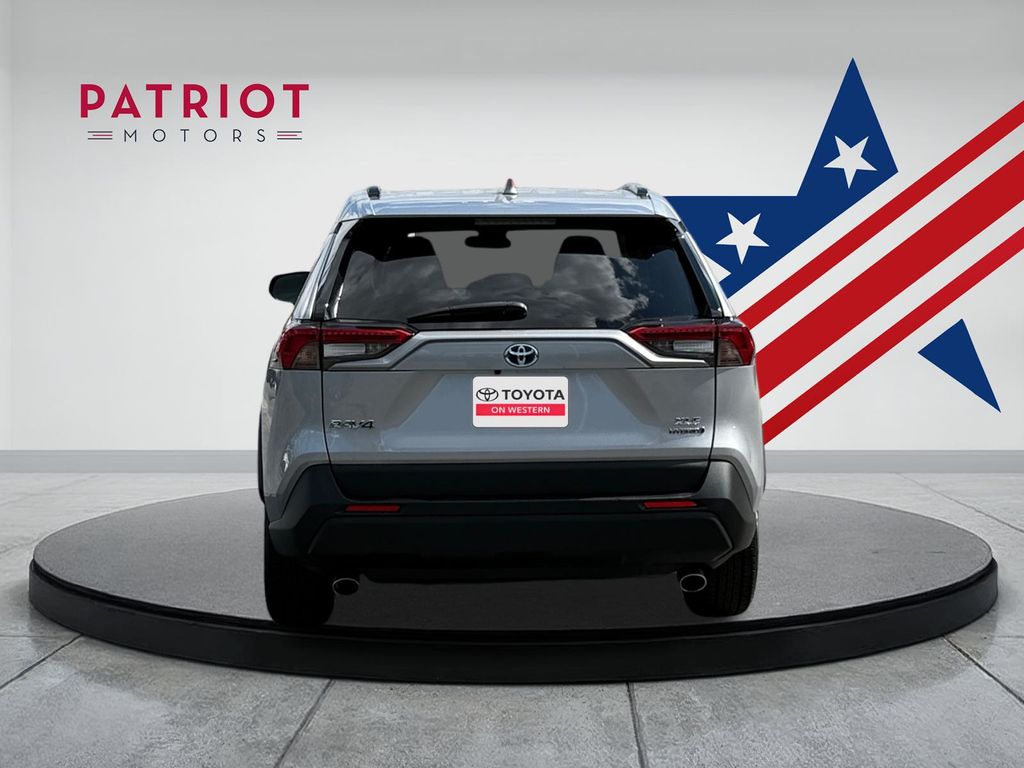 2022 Toyota RAV4 Hybrid XLE photo 4