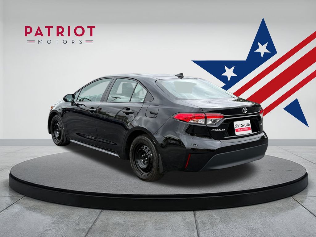 2025 Toyota Corolla LE photo 3