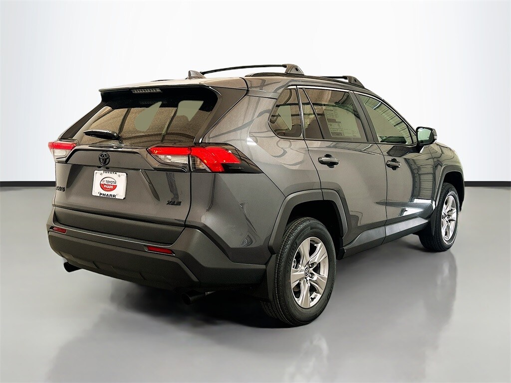 2025 Toyota RAV4 XLE photo 4