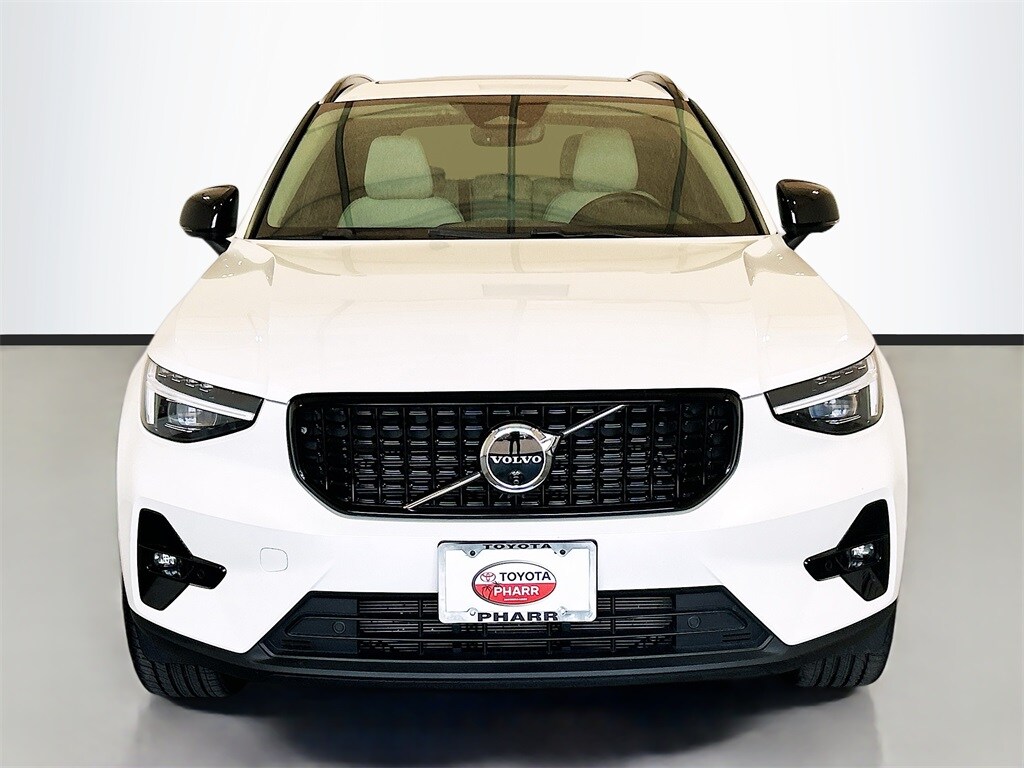 2025 Volvo XC40 Plus photo 2