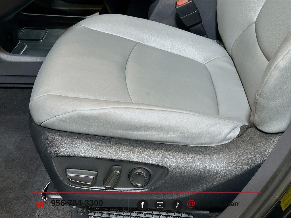 2023 Toyota Sienna XLE - Photo 18