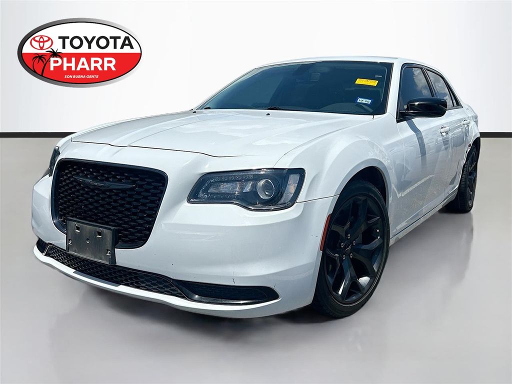 2023 Chrysler 300 Touring's photo