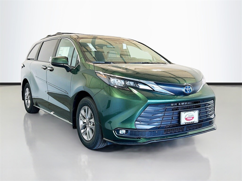 2025 Toyota Sienna XLE photo 3