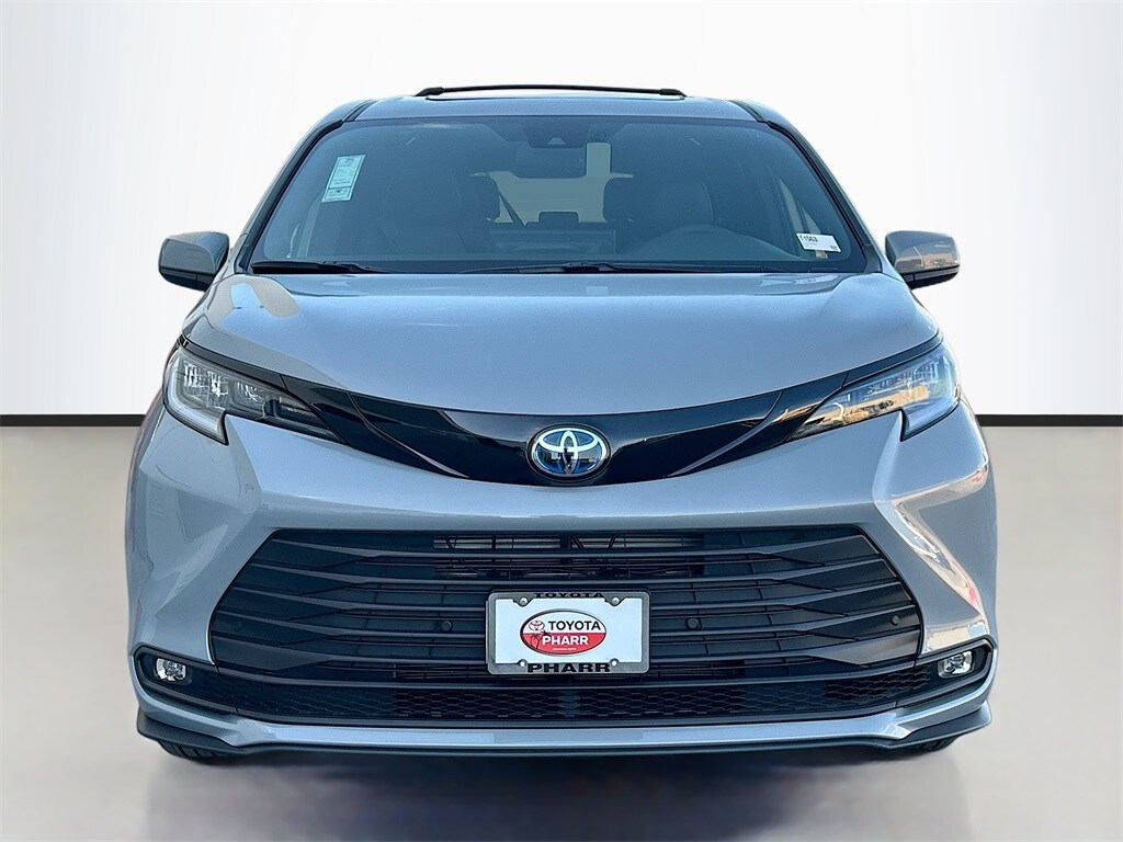 2025 Toyota Sienna Woodland Edition photo 2