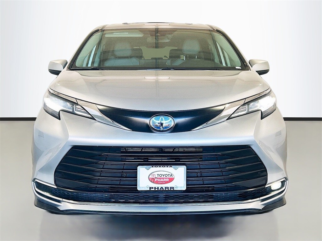 2022 Toyota Sienna XLE photo 2