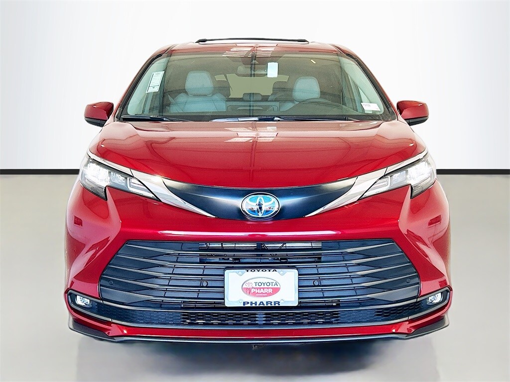 2025 Toyota Sienna XLE photo 2