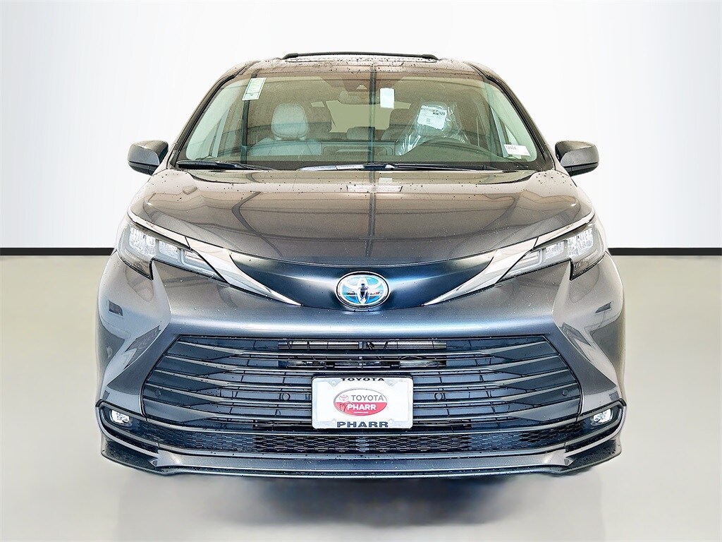 2025 Toyota Sienna XLE photo 2
