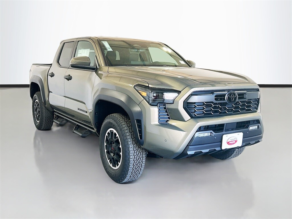 2025 Toyota Tacoma TRD Off-Road photo 3