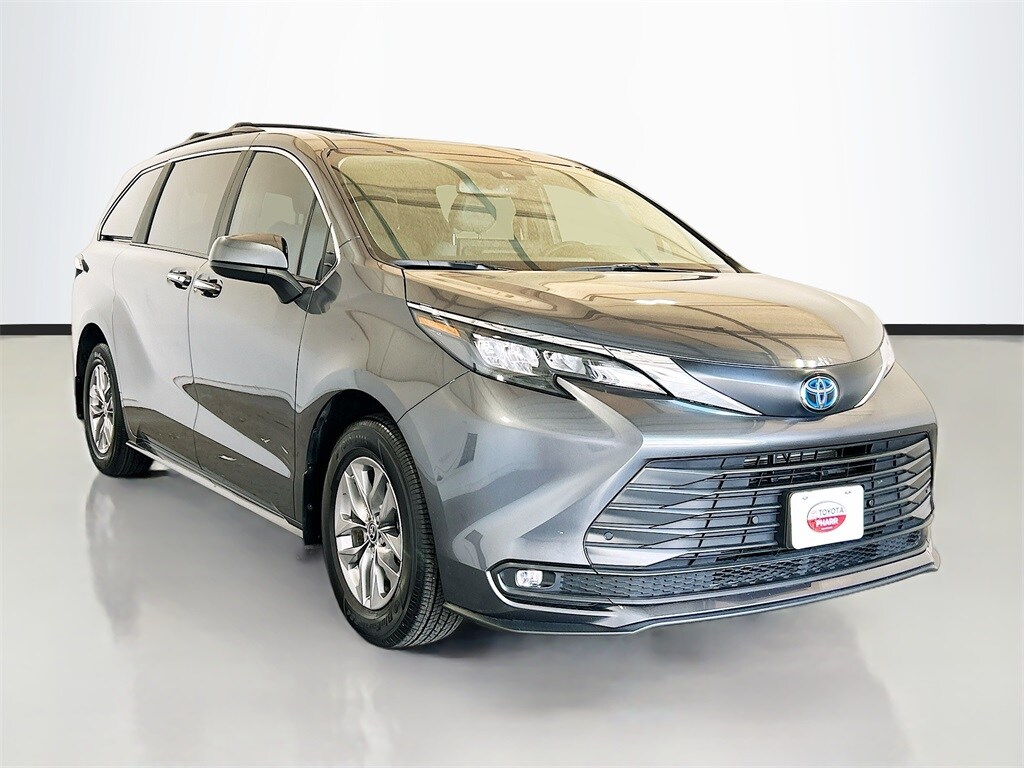 2025 Toyota Sienna XLE photo 3