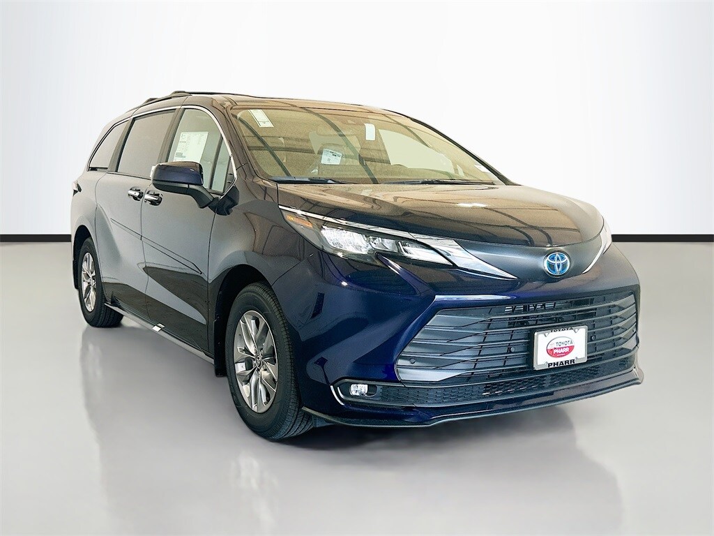 2025 Toyota Sienna XLE photo 3