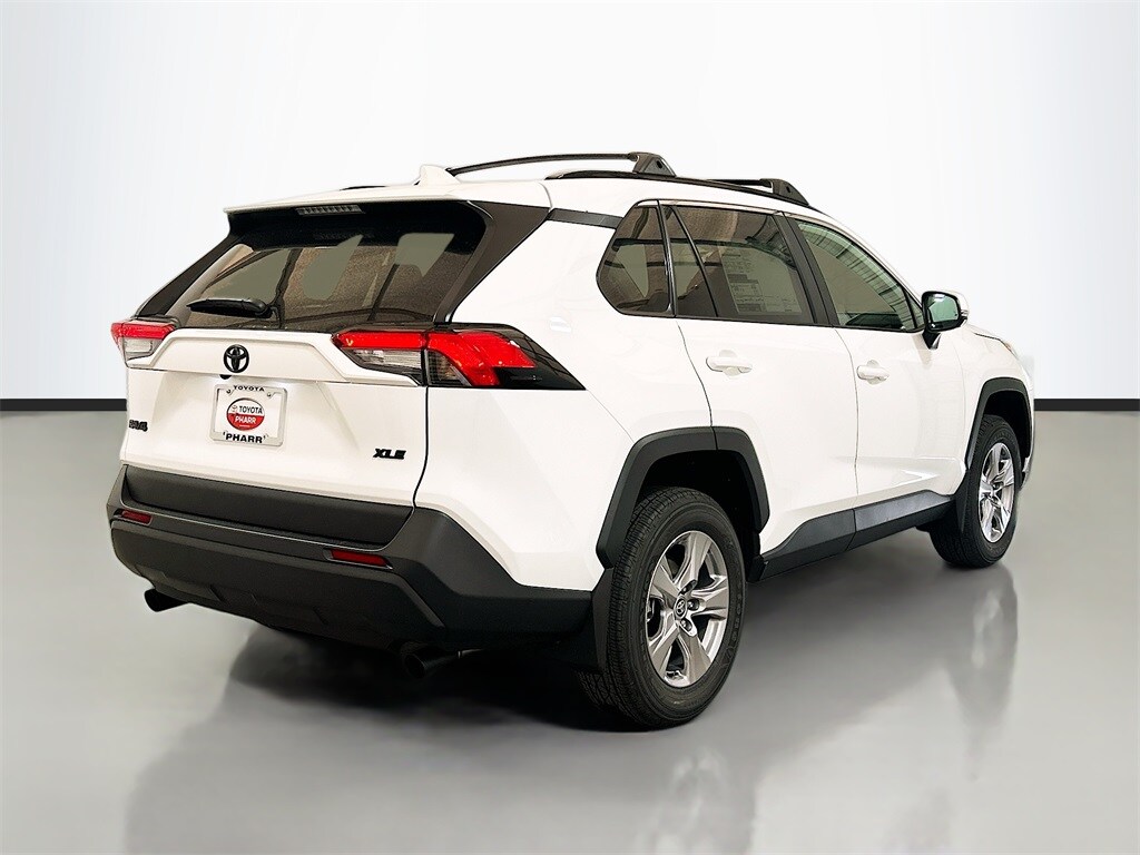 2025 Toyota RAV4 XLE photo 3