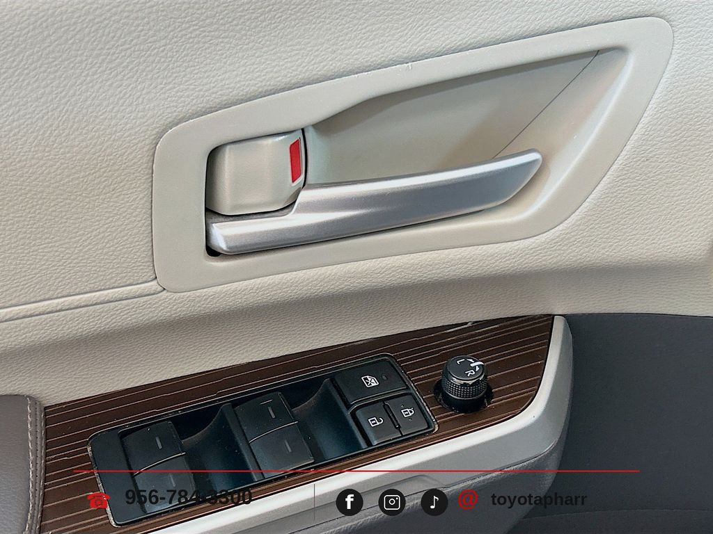 2023 Toyota Sienna XLE - Photo 17