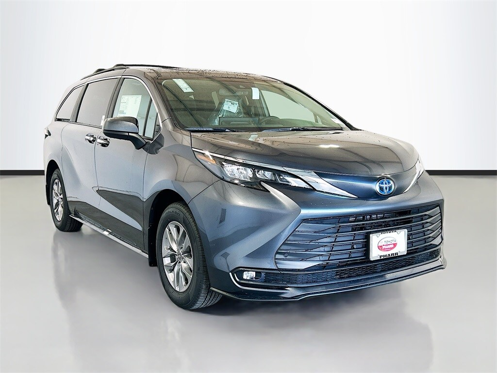 2025 Toyota Sienna XLE photo 3