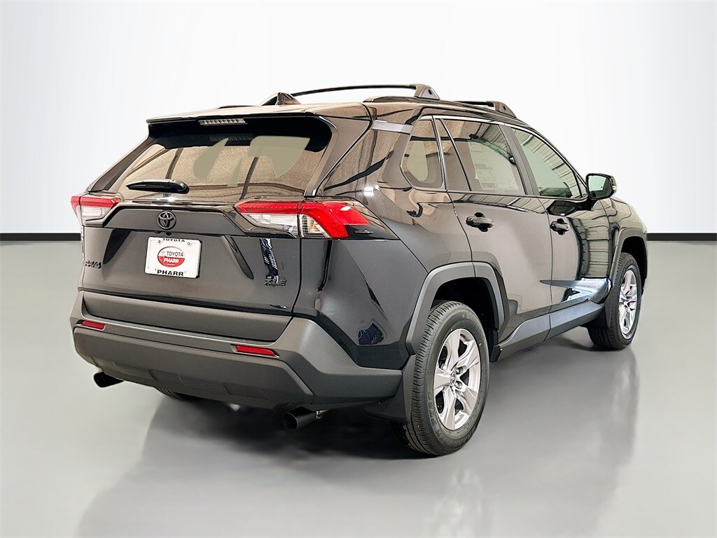 2025 Toyota RAV4 XLE photo 4
