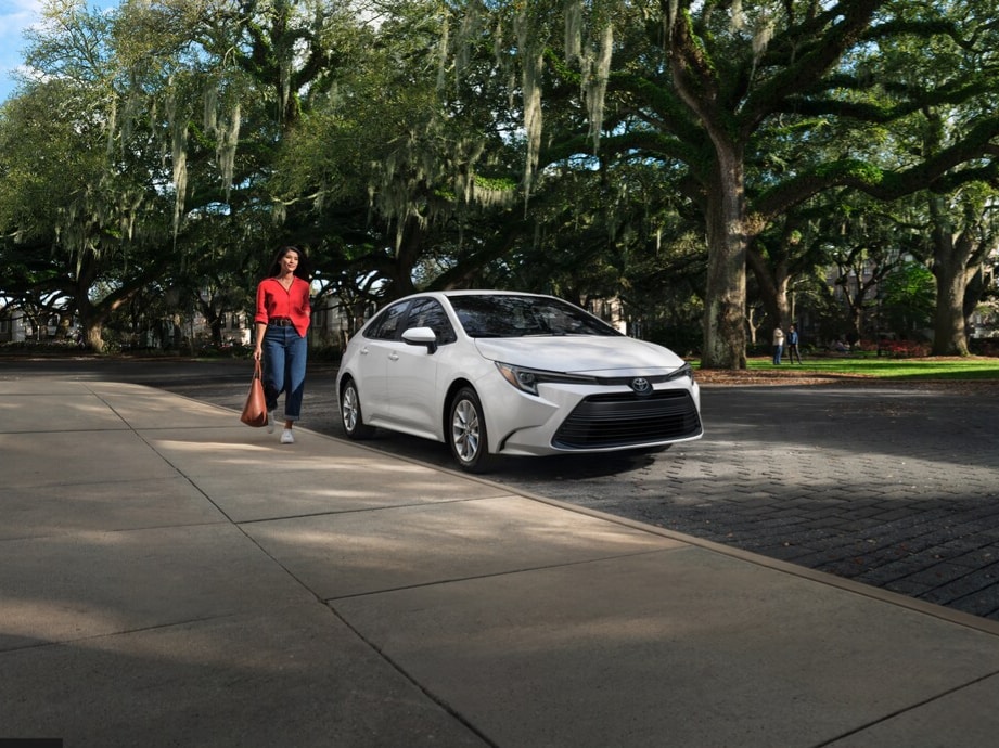 2025-Toyota-Corolla-LE-Sedan-L01%20(1)-921x690.jpg