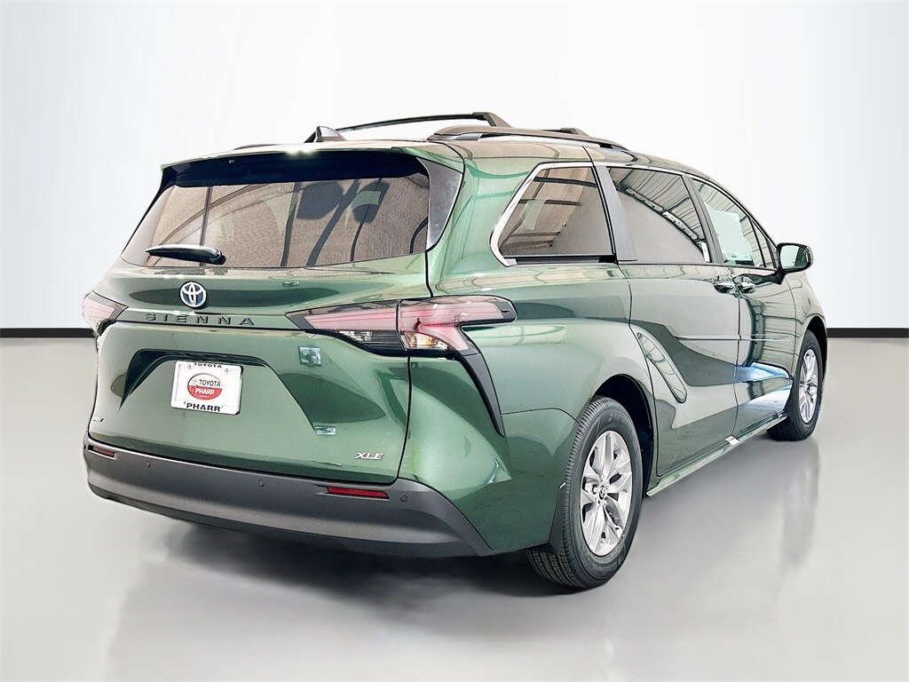 2025 Toyota Sienna XLE photo 4