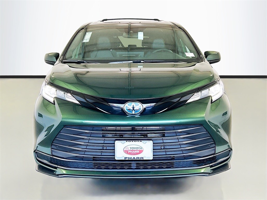 2025 Toyota Sienna Woodland Edition photo 2