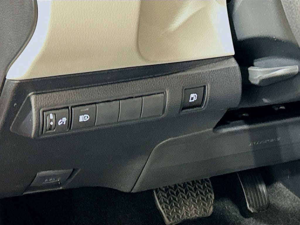 2026 Toyota Corolla LE - Photo 8