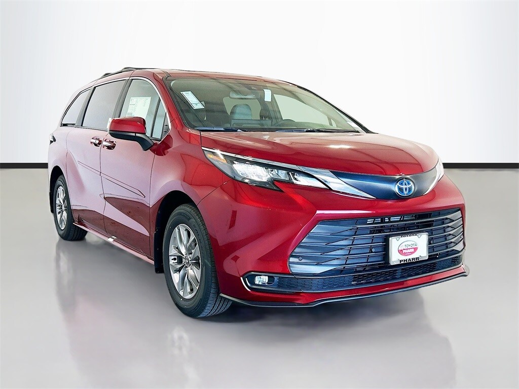 2025 Toyota Sienna XLE photo 3