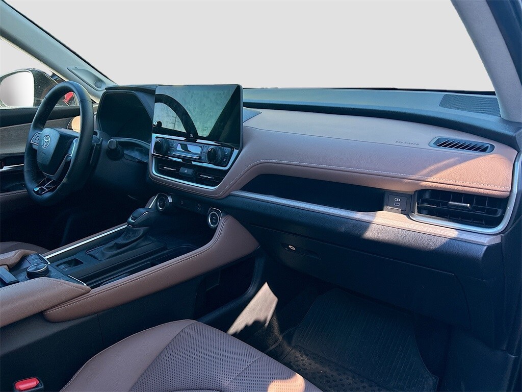 2025 Toyota Grand Highlander XLE photo 2