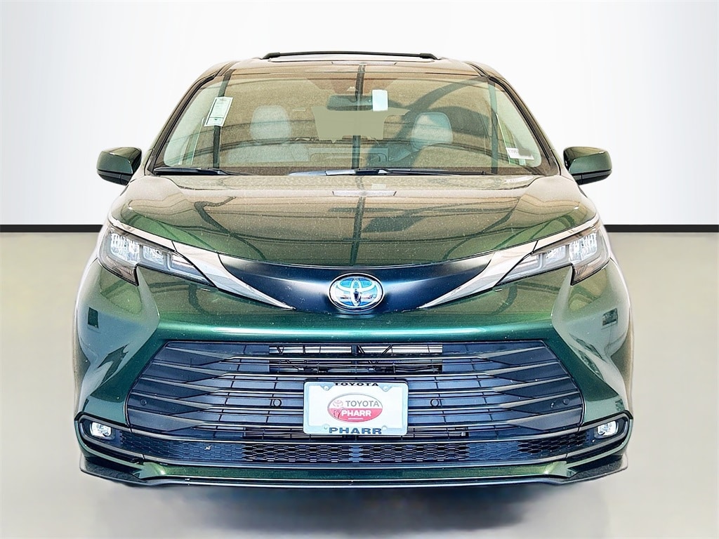 2025 Toyota Sienna XLE photo 2