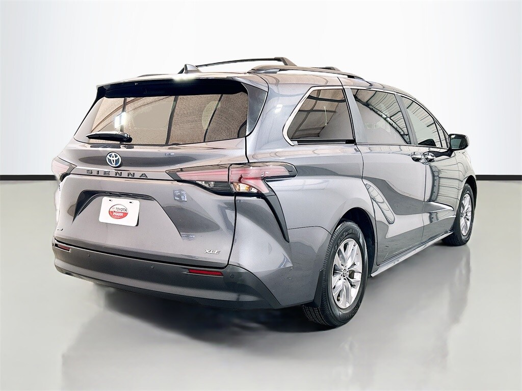 2025 Toyota Sienna XLE photo 4
