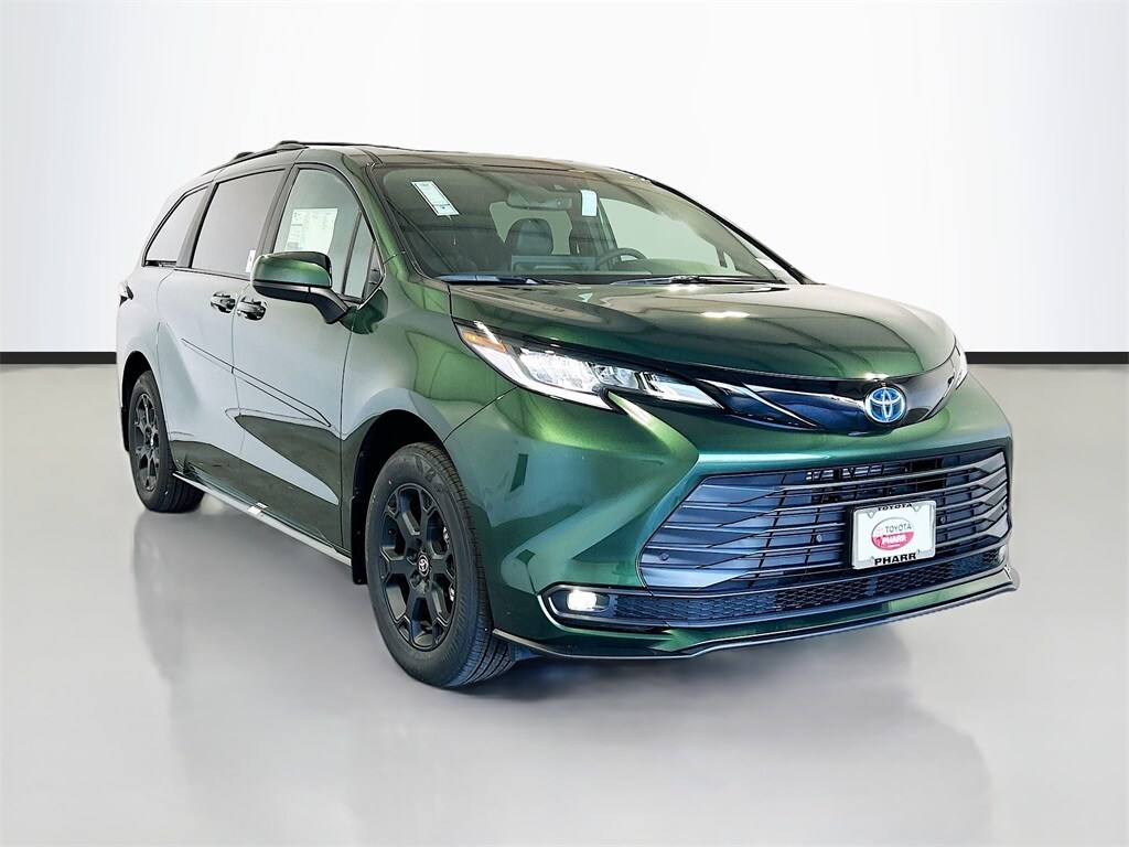2025 Toyota Sienna Woodland Edition photo 3