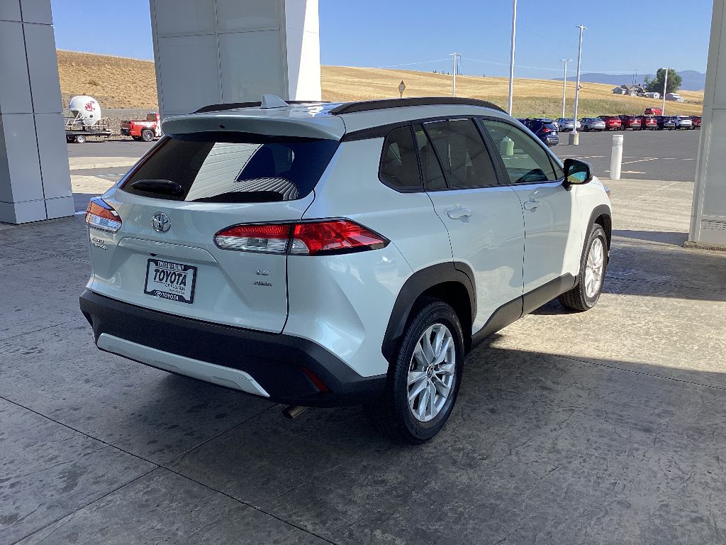 2022 Toyota Corolla Cross LE photo 5