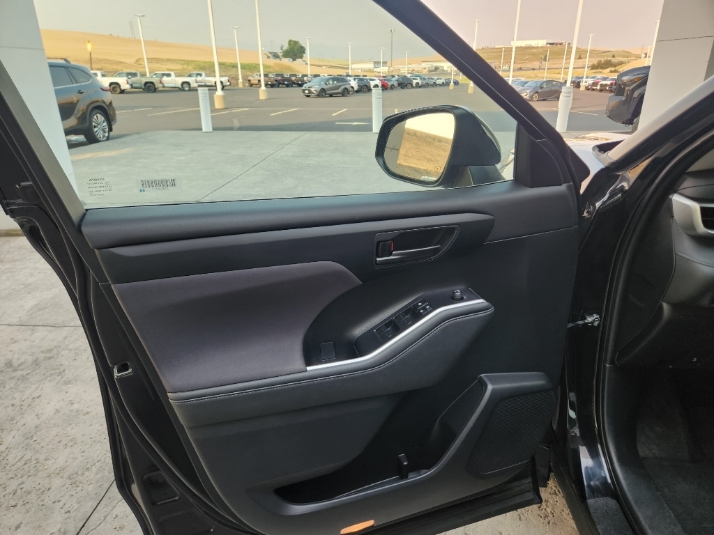 2023 Toyota Highlander LE - Photo 13