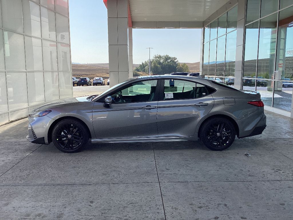 2025 Toyota Camry SE photo 5