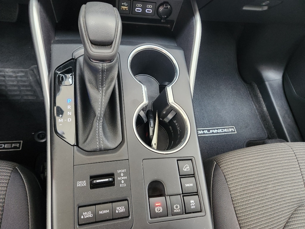 2023 Toyota Highlander LE - Photo 18