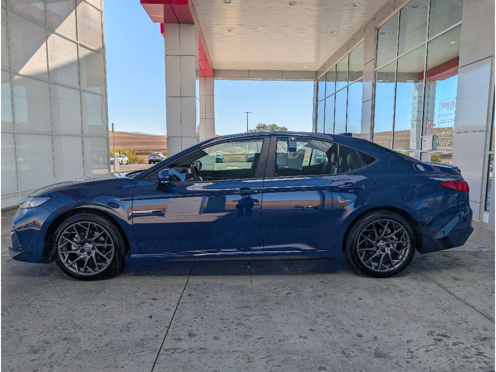 2025 Toyota Camry SE photo 4