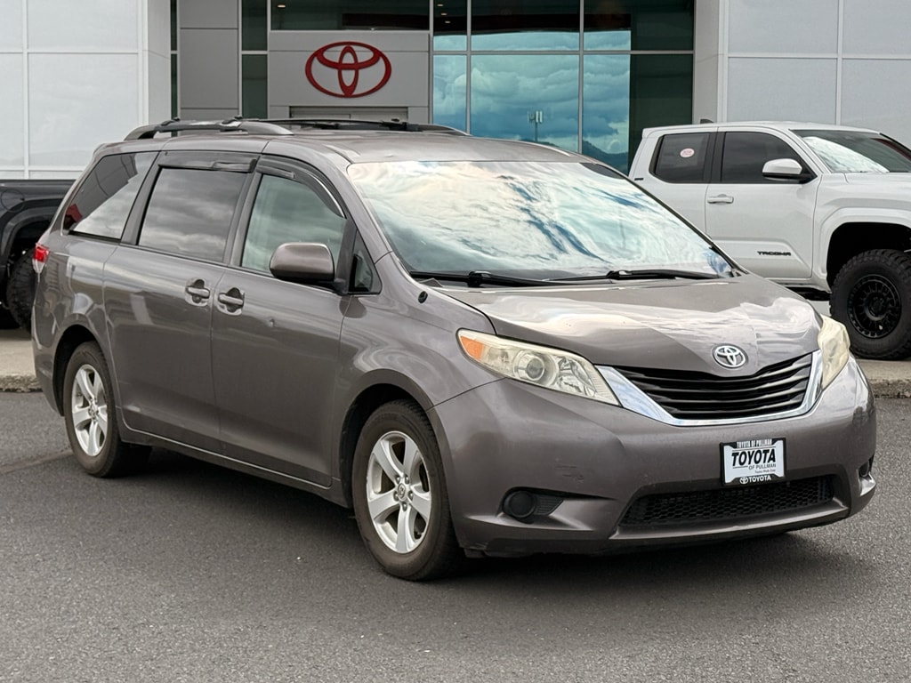 2013 Toyota Sienna LE V6 8-Passenger's photo