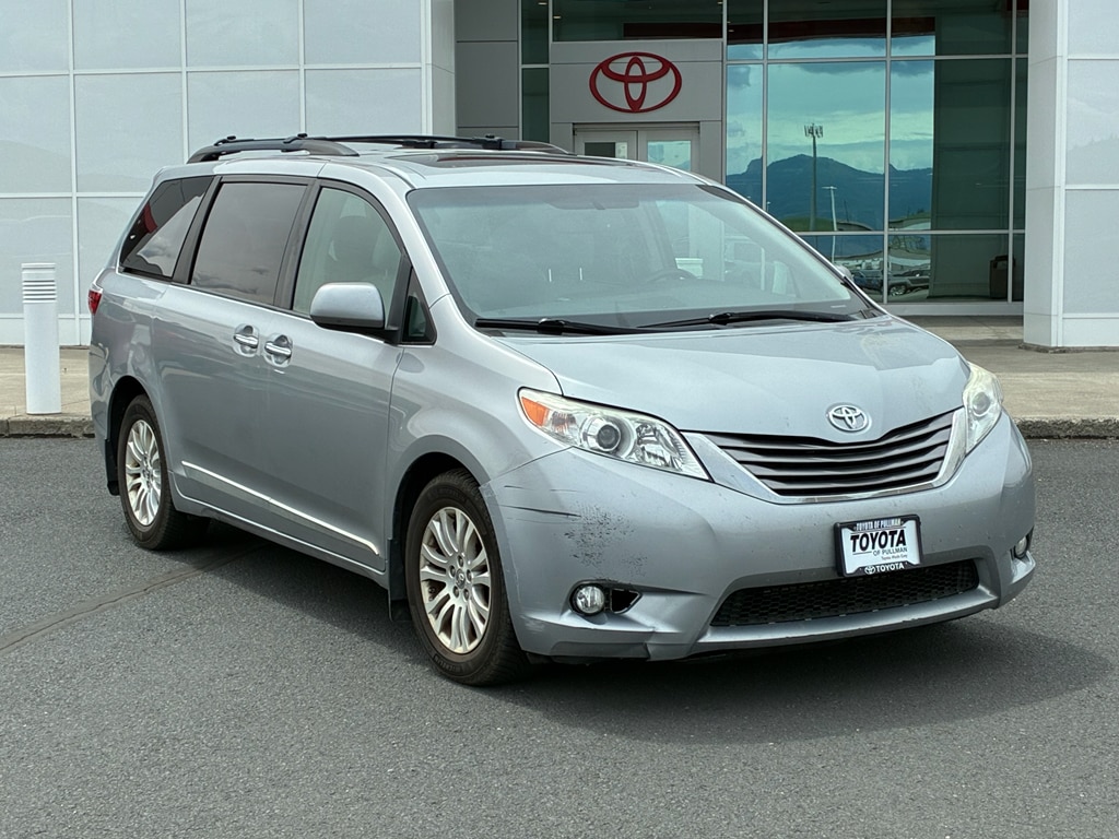 2015 Toyota Sienna XLE V6 8-Passenger's photo