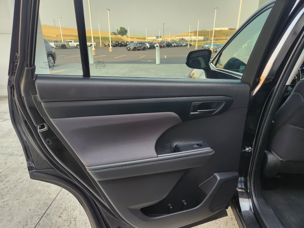 2023 Toyota Highlander LE - Photo 19
