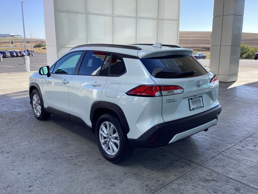 2022 Toyota Corolla Cross LE photo 3