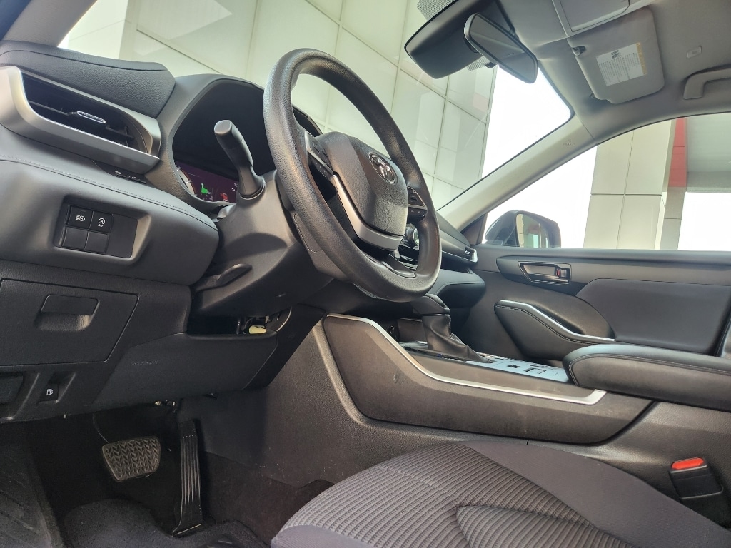 2023 Toyota Highlander LE - Photo 15