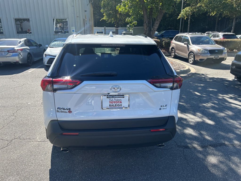 2025 Toyota RAV4 Hybrid XLE photo 4